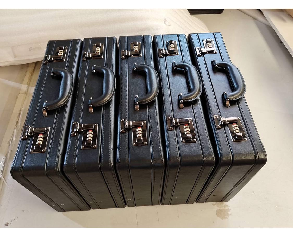 حقيبة دبلوماسية جلد