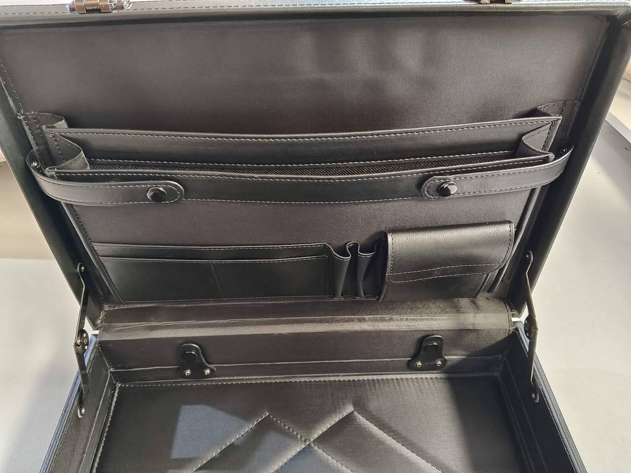 حقيبة دبلوماسية جلد