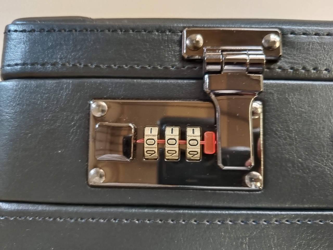 حقيبة دبلوماسية جلد