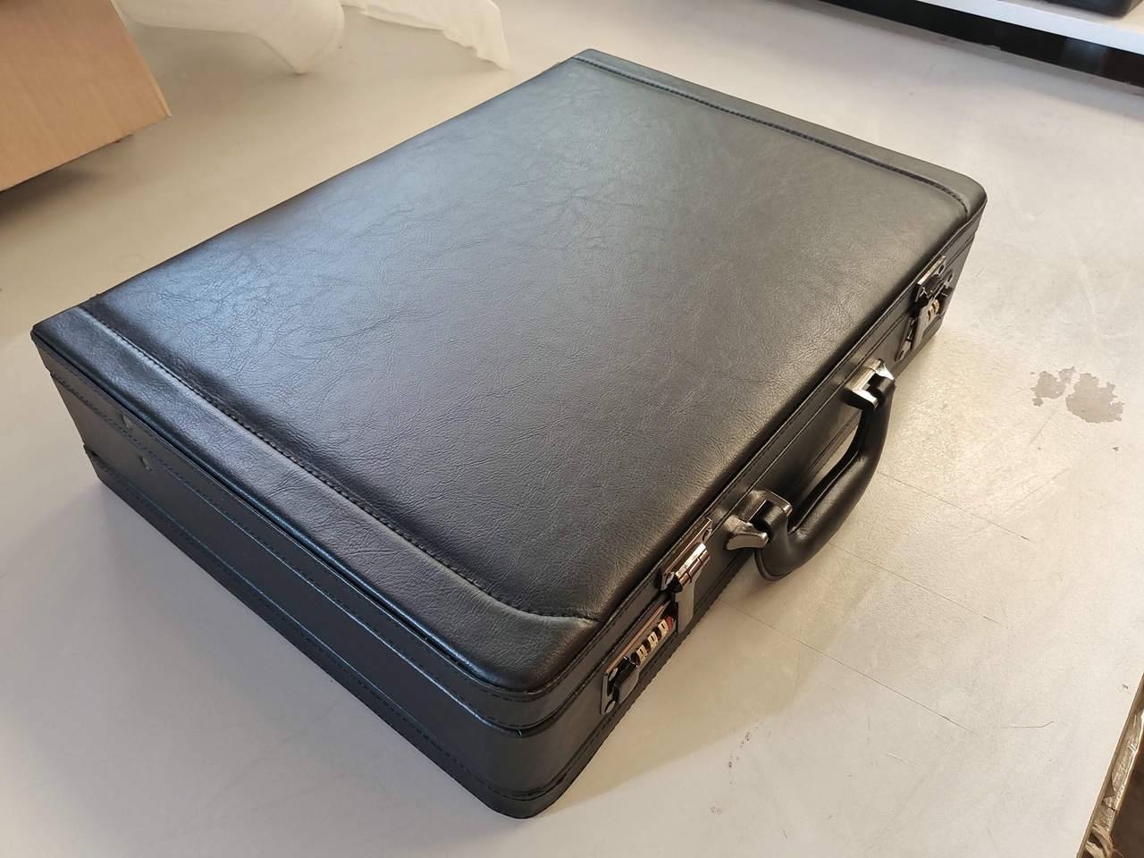 حقيبة دبلوماسية جلد