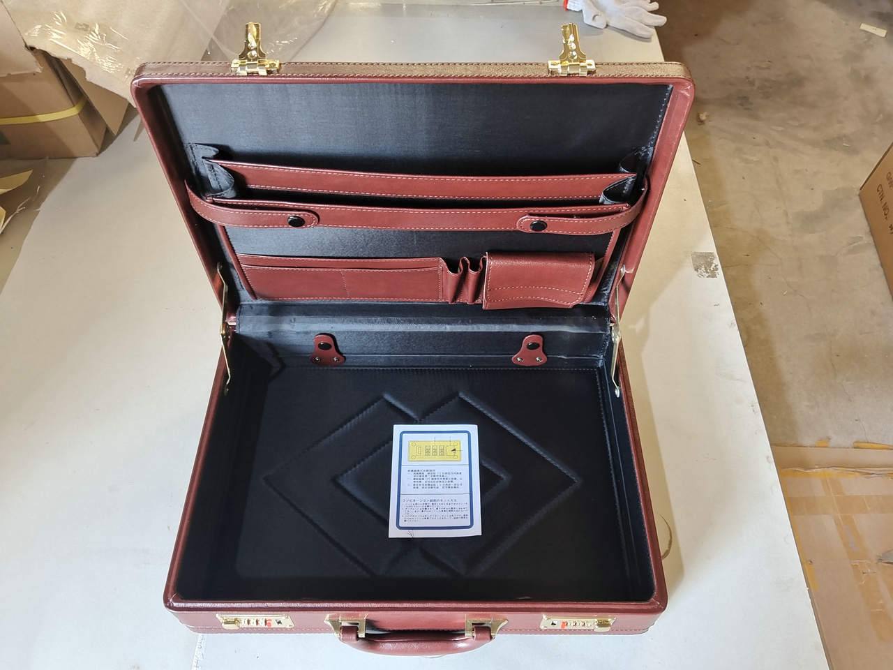 حقيبة دبلوماسية جلد