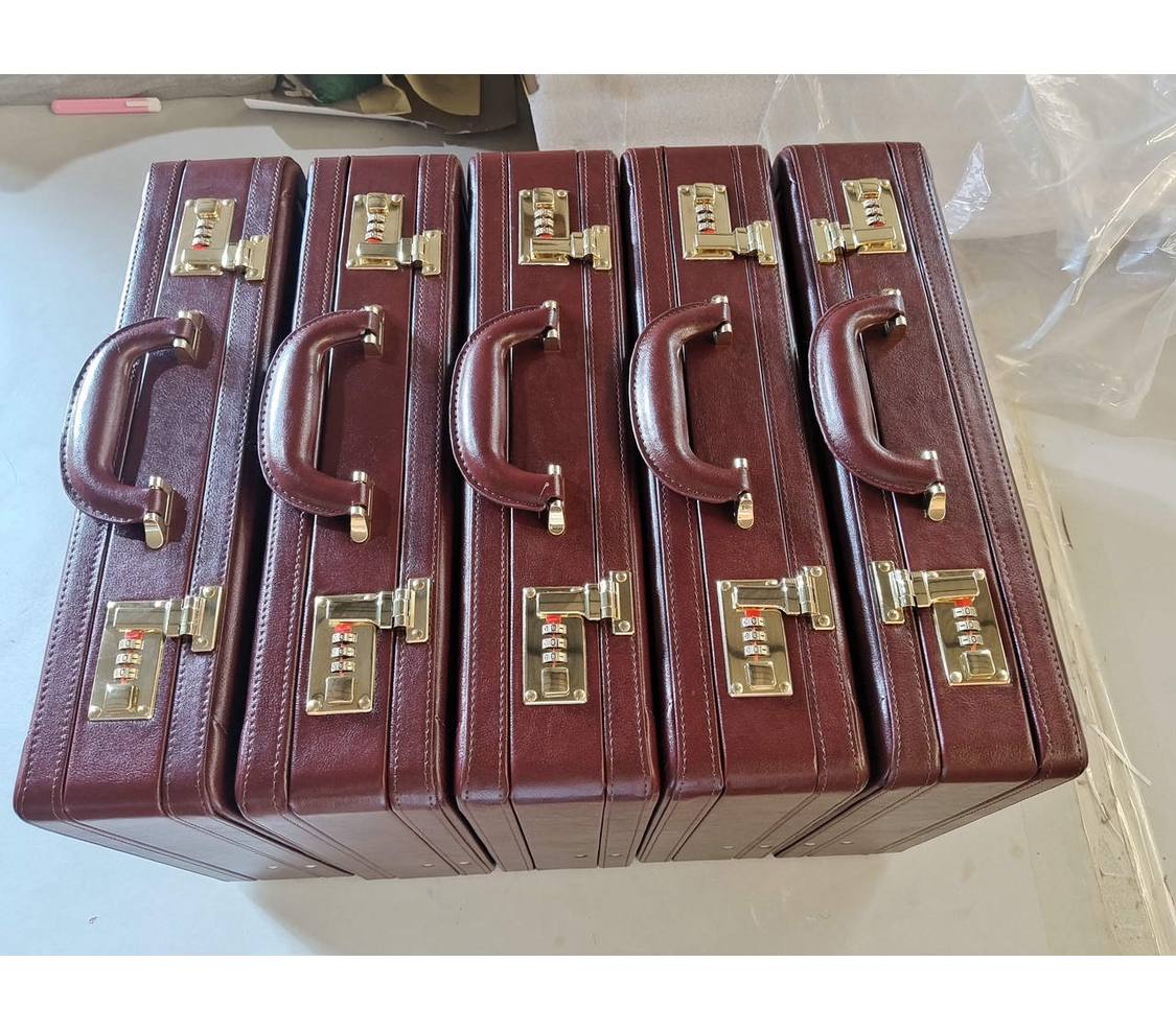 حقيبة دبلوماسية جلد